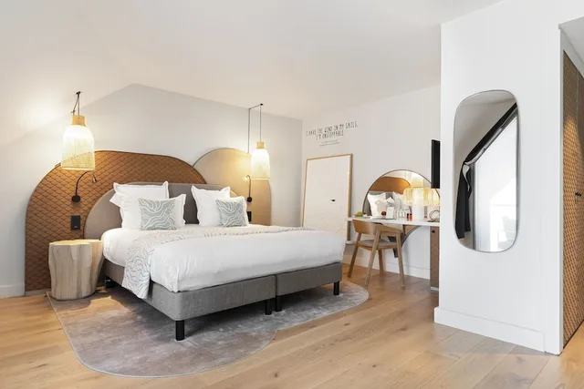 Suite, Queen Bed, Lake View, Sofa, Black Bass 1/2