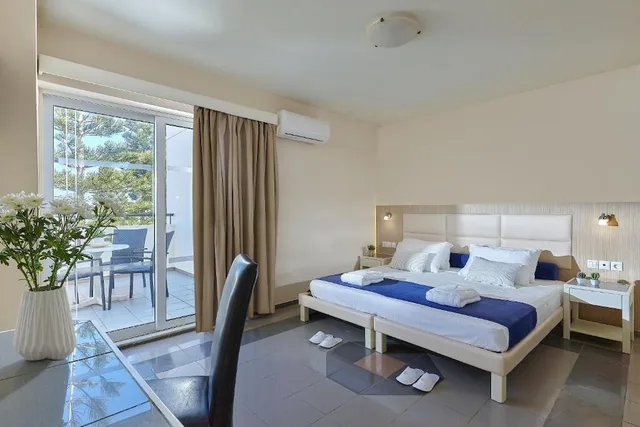 غرفة سوبيريور عائلية بسريرين منفصلين مع أريكة، ST. CONSTANTIN SEA HOTEL AND SPA RESORT 8/10