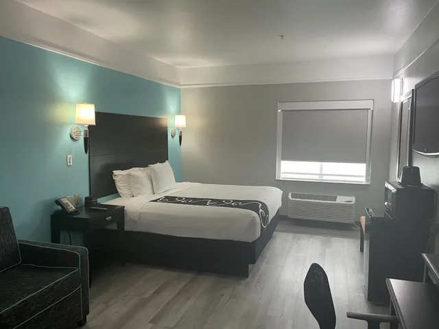 غرفة تنفيذية بسرير كينج، La Quinta Inn Suites Raymondville 2/8