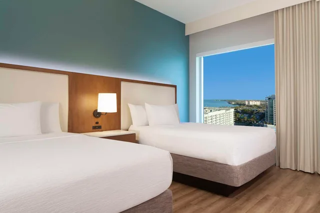 2 Rooms, Suite, Queen Bed, Bay View، Embassy Suites By Hilton Sarasota Fl 1/3