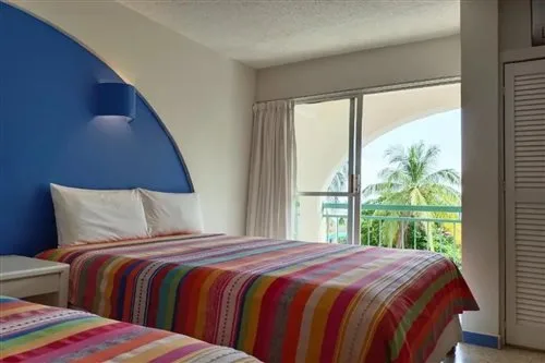 غرفة بسرير مزدوج أو سريرين منفصلين بإطلالة على المسبح بشرفة، Hotel Suites Villasol 1/1
