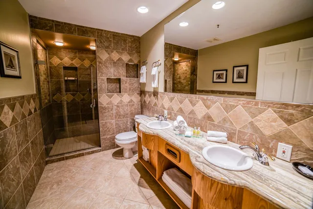 جناح بسرير كينج مع أريكة بمطبخ، Prestige Hudson Bay Lodge & Conference Centre, WorldHotels 4/4