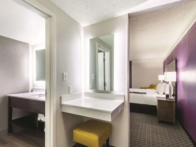 جناح بسرير كينج، La Quinta Inn & Suites by Wyndham Cincinnati Sharonville 3/3