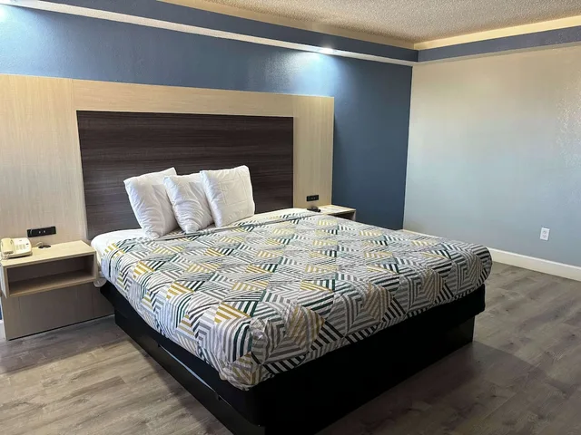 غرفة قياسية بسرير كينج، Studio6 Suites Memphis, TN – East Memphis 4/7