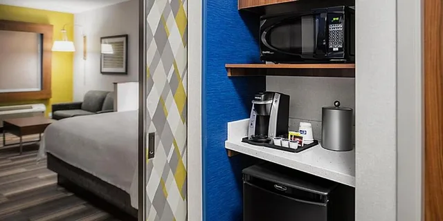 غرفة بسرير كينج وسريرين كوين لذوي الإعاقة، Holiday Inn Express And Suites Brandon 10/10