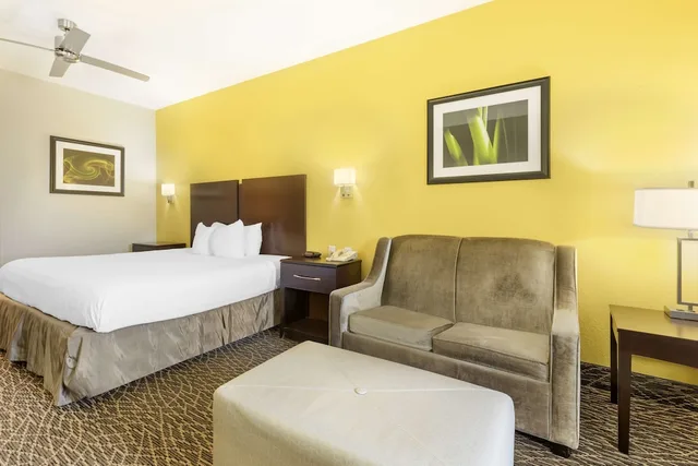 غرفة قياسية بسرير كينج مع أريكة، BEST WESTERN WEST MONROE INN 2/4