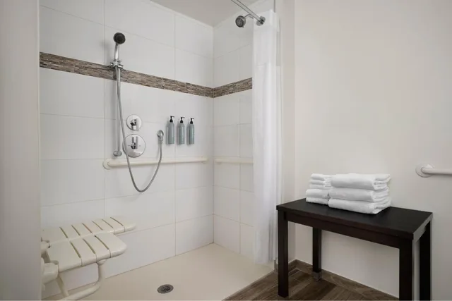 جناح بسرير كينج بإطلالة جزئية على البحر مع أريكة، Residence Inn Miami Beach Surfside 10/10
