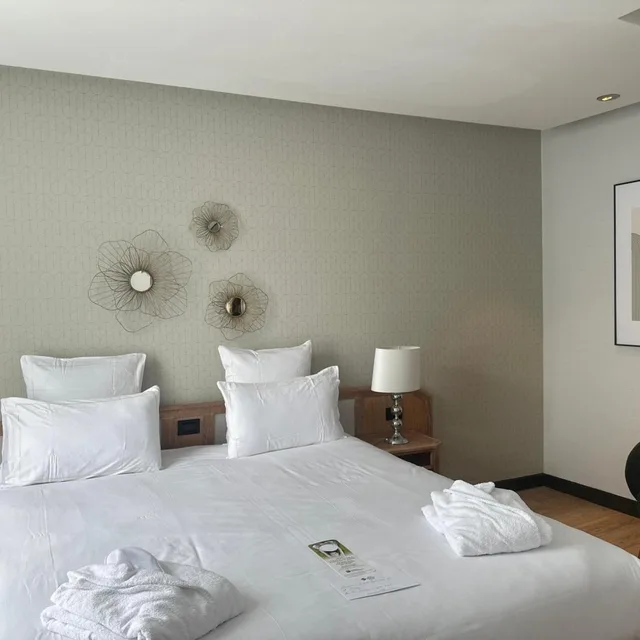 Room, Queen Bed, Street View، Best Western Plus Le Picardy Hotel & Spa 1/10