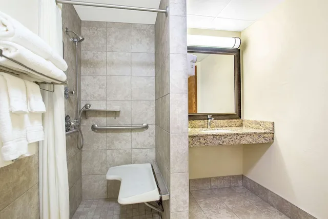 جناح ديلوكس بسرير كينج بغرفة نوم واحدة، AmericInn by Wyndham Green Bay West 7/7