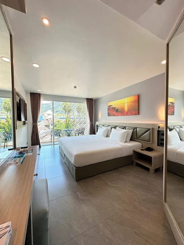 غرفة ديلوكس بسرير كينج بإطلالة على الجبل بشرفة، Clarian Hotel Beach Patong 5/10