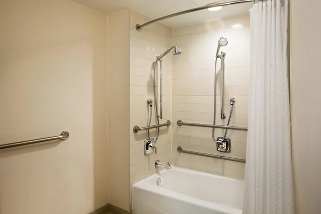 غرفة تقليدية بسريرين مزدوجين بحوض استحمام لذوي الإعاقة، The Westin Waltham Boston 4/5