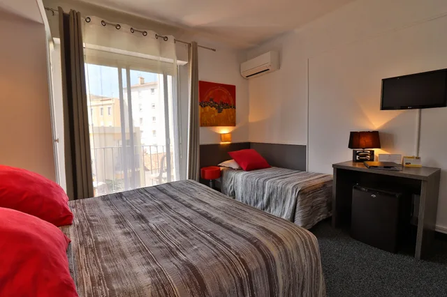 غرفة سوبيريور ثلاثية بسرير كينج وسرير فردي بشرفة، HOtel Le Chardon Bleu 2/4
