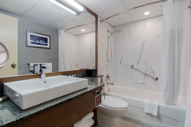 جناح بسريرين مزدوجين بشرفة مع أريكة، Best Western Premier Chateau Granville Hotel and Suites and Conf. Centre 2/2