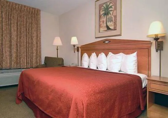 غرفة قياسية بسرير كينج، Travelodge by Wyndham North Charleston 1/7
