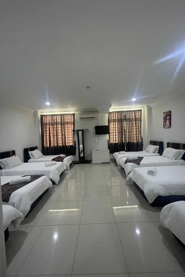 Mixed Dorm, 10 Beds، Hotel Mutiara KGMMB by ZUZU 2/4