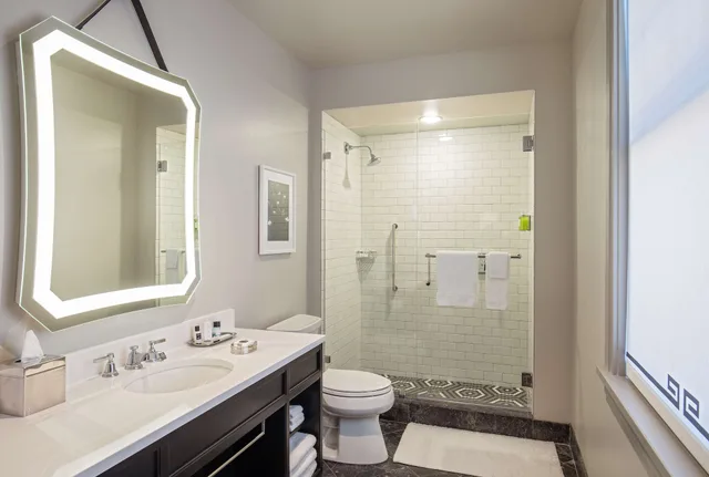 جناح بسرير كينج، The Virginian Lynchburg Curio Collection By Hilton 5/8