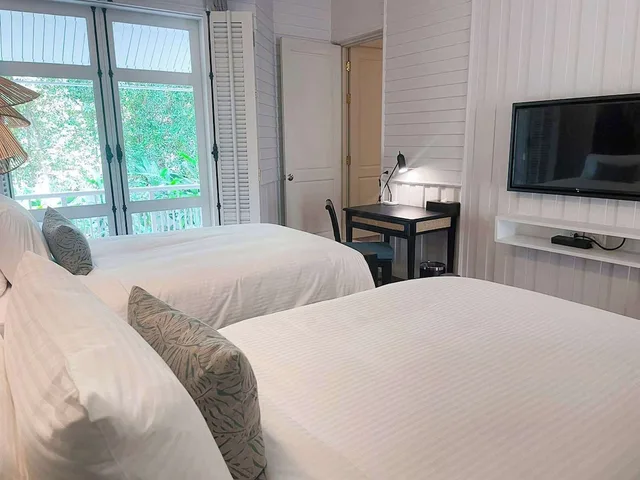غرفة متصلة عائلية بسرير كينج وسريرين منفصلين بإطلالة على المسبح، OUTRIGGER Koh Samui Beach Resort 5/10