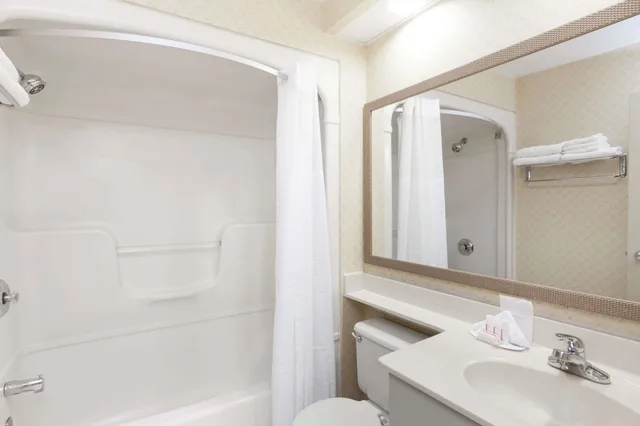 غرفة قياسية بسرير كينج، Days Inn By Wyndham Utica 10/10