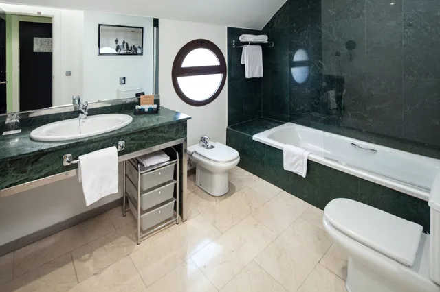 غرفة تنفيذية بسريرين منفصلين، Mariposa Hotel Ex Room Mate Lola 6/7
