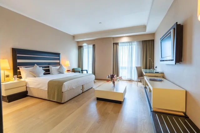 جناح جونيور، Sundance Hotel Istanbul 1/10