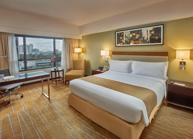 غرفة قياسية بسرير كينج في طابق مرتفع، Holiday Inn & Suites Makati 3/11
