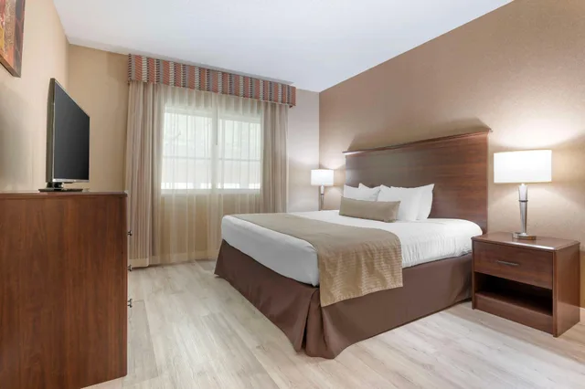 جناح بسرير كينج بشرفة بمنطقة جلوس بحوض جاكوزي، Best Western Circus City Inn 1/3