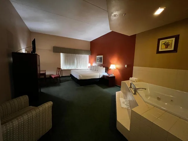 غرفة بسرير كينج بحوض جاكوزي، Hotel Mead 2/10