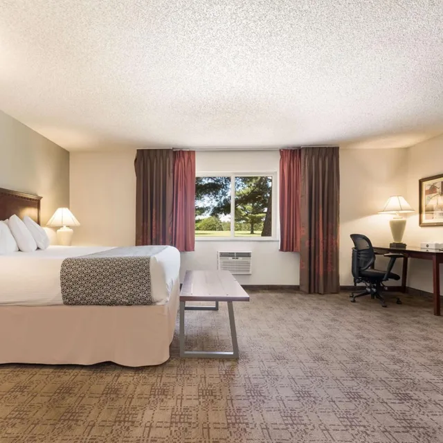 غرفة بسرير كينج مع أريكة، Surestay Hotel By Best Western Thomson 5/6