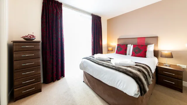 2 Bedrooms, Apartment, 2 Double Beds, The Spires Serviced Apartments Birmingham 3/6