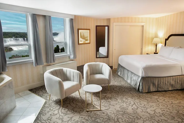 Standard, King Bed, Falls View, Jetted Tub، The Brock Niagara Falls Fallsview, Tapestry by Hilton 1/2