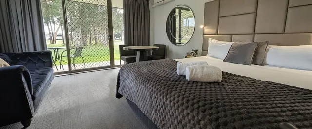غرفة تنفيذية بسرير كينج، ISLAND PALMS MOTOR INN 2/4