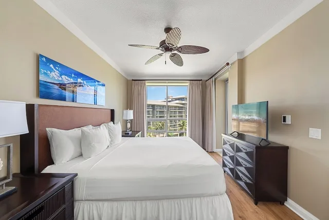 غرفة بسرير كينج بغرفة نوم واحدة بإطلالة جزئية على البحر مع أريكة، OUTRIGGER Honua Kai Resort & Spa 4/10