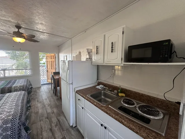 غرفة بسريرين مزدوجين بمطبخ صغير، Malibu Resort Motel 7/7