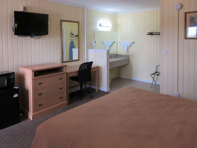 غرفة بسرير كينج للمدخنين، Rodeway Inn Kansas City Downtown Area 3/3