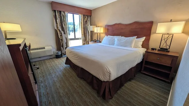 غرفة تنفيذية بسرير كينج مع أريكة، Wyndham Visalia 3/4