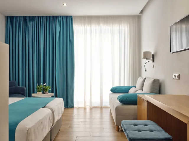 جناح جونيور بإطلالة على البحر، Cavo Orient Beach Hotel 4/5