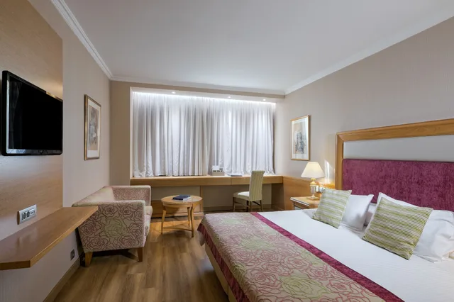 Essential، Divani Caravel Hotel 2/3
