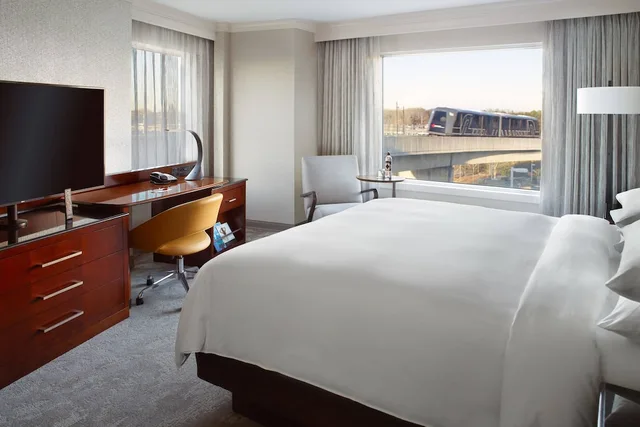 Room, King Bed, Accessible, Atlanta Airport Marriott Gateway 2/4