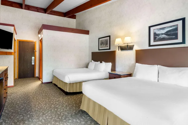 جناح داخلي بسريرين كوين بإطلالة على البحيرة بشرفة مع أريكة، Best Western Adirondack Inn 2/5