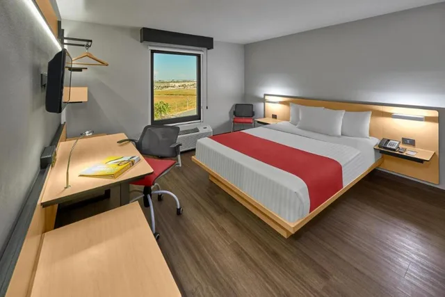 Guest Room, Superior, Queen Bed, Sofa, City Express by Marriott Monterrey Aeropuerto 1/4