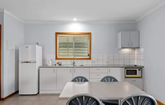 2 Bedrooms, Superior, Cabin, Queen and Twin Beds, Pet Friendly, Discovery Parks Katherine 3/3