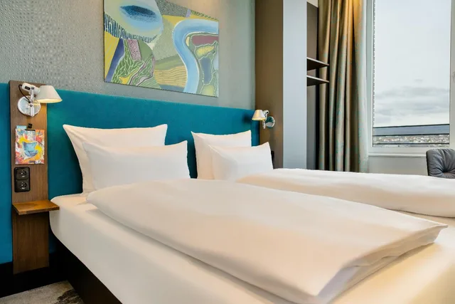 Room, Queen Bed, Hotel Motel One Wiesbaden 4/8