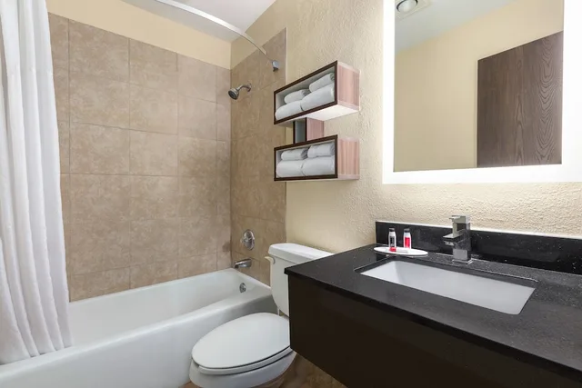 غرفة ديلوكس بسرير كينج لذوي الإعاقة، Howard Johnson By Wyndham Waterloo/Cedar Falls 2/3