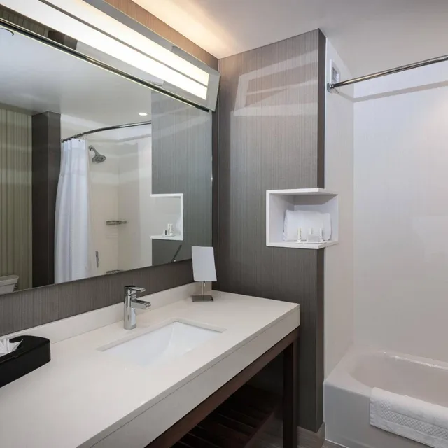 غرفة بسرير كينج وسريرين كوين، COURTYARD BOSTON LITTLETON 3/6