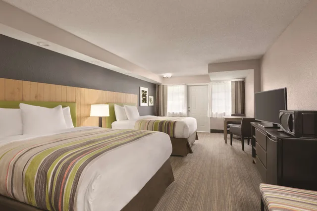 غرفة بسريرين كوين، Country Inn & Suites by Radisson, Pigeon Forge South, TN 2/3