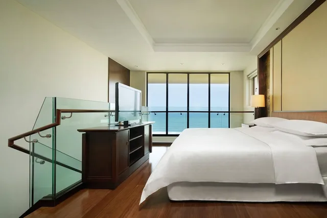 غرفة ديلوكس بسرير كينج بشرفة، Sheraton Shenzhou Peninsula Resort Wanning Hainan 2/5