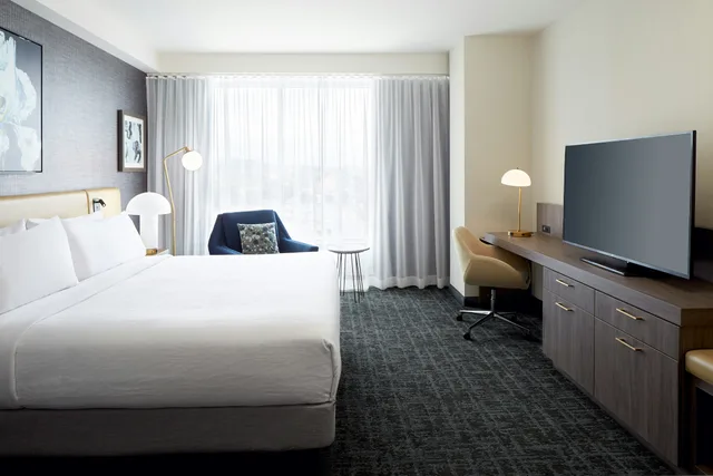 غرفة بريميوم بسرير كينج، Hilton Garden Inn Montreal Midtown 2/4