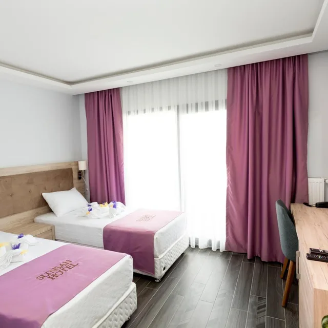 غرفة بسرير مزدوج أو سريرين منفصلين بإطلالة على المسبح، Sunsan Hotel 5/10