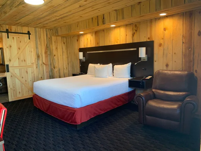 غرفة بسرير كينج مع أريكة، Americas Best Value Inn-Wall 4/8