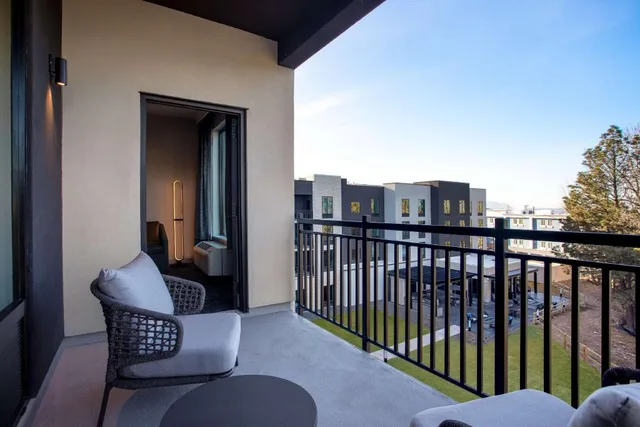 جناح بسرير كينج بشرفة بغرفة نوم واحدة مع أريكة لذوي الإعاقة، Homewood Suites by Hilton Missoula 1/3